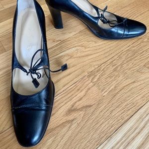 ELLEN TRACY ITALIAN LEATHER HEELS / PUMPS WITH TASSLE TIE. WOMANS SIZE 8